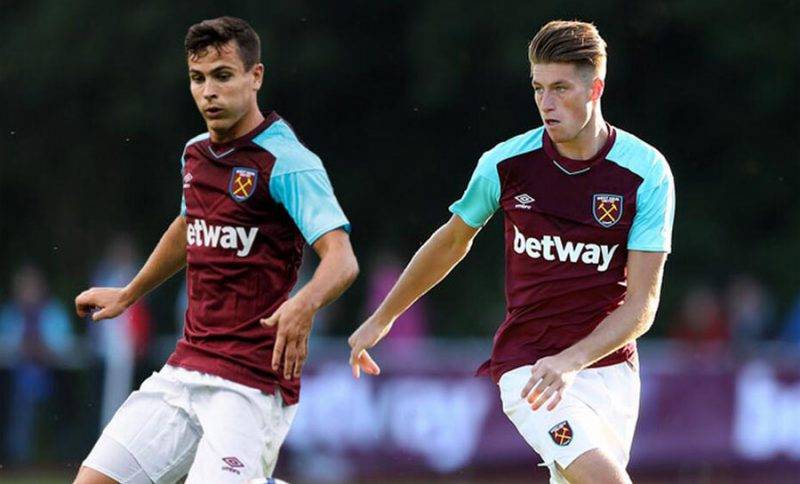 郭艾倫站在 郭艾倫站在